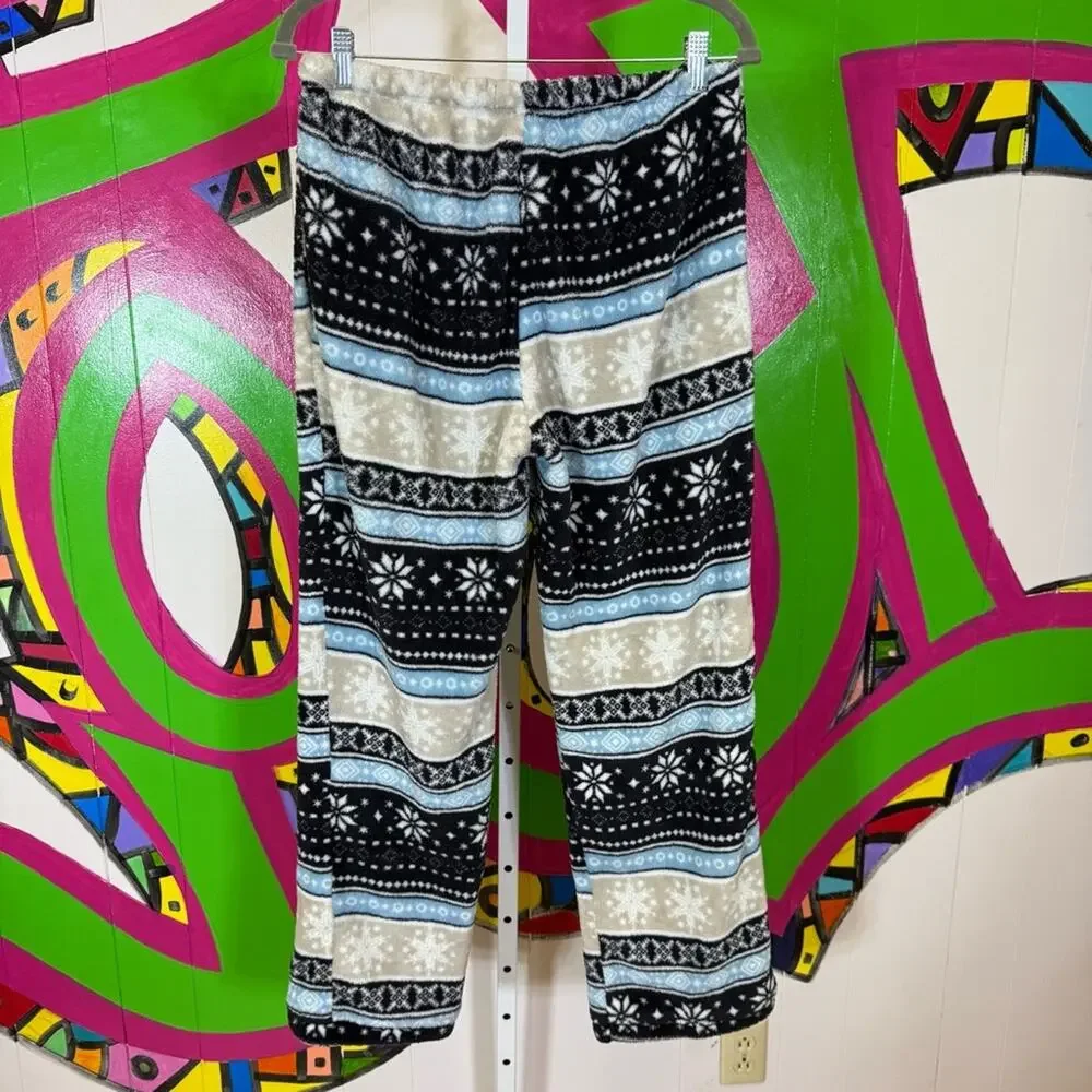 Pajama Mania Snowflake Pajama Pants Fuzzy Fluffy. Size Large. Excellent cond!
